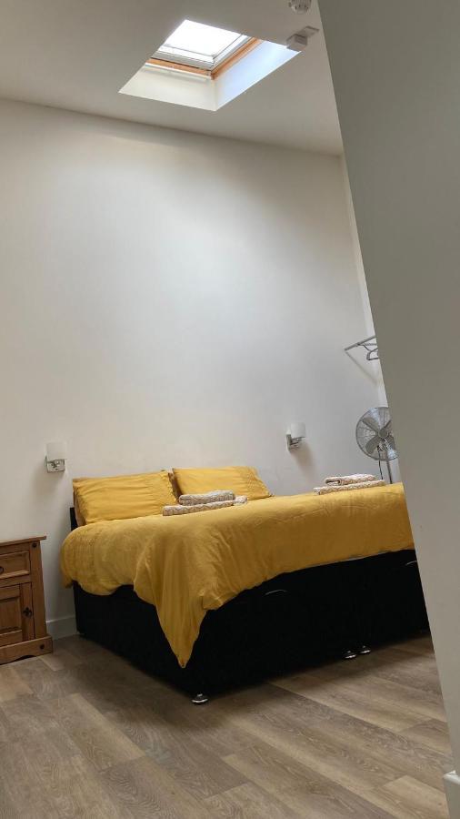 Deepcut Lodge Bed & Breakfast Self Service Camberley Esterno foto