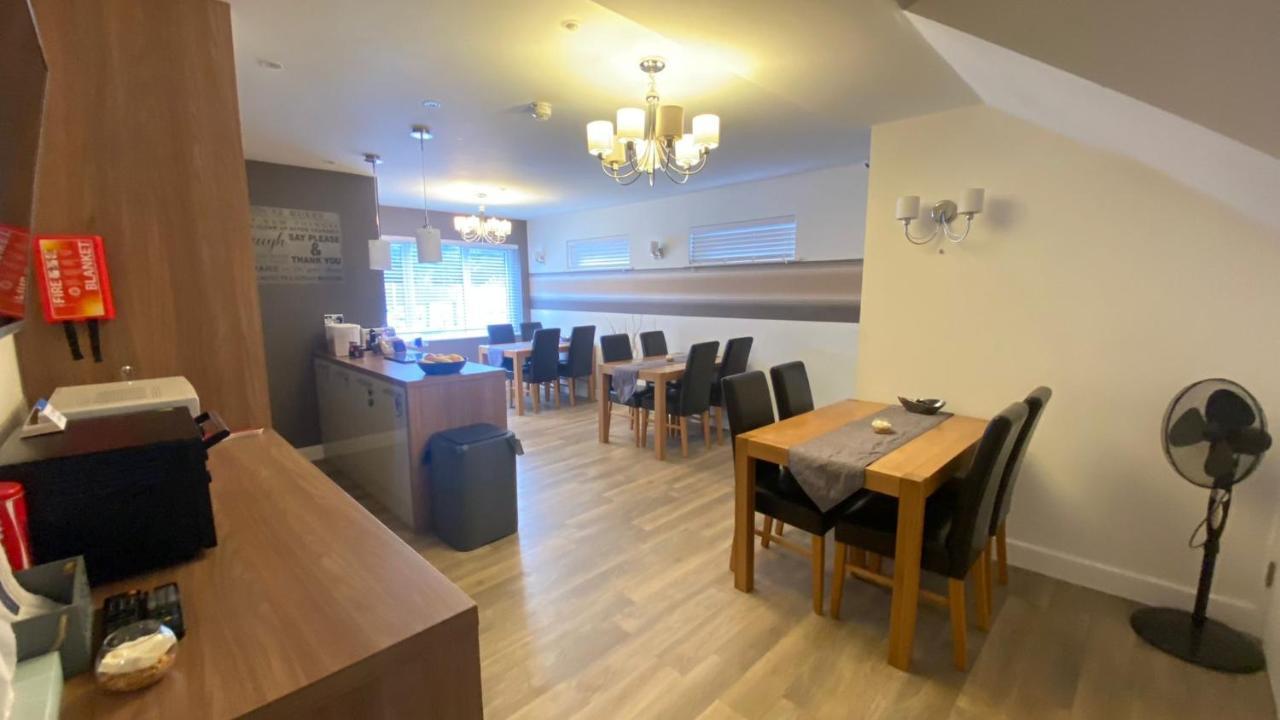 Deepcut Lodge Bed & Breakfast Self Service Camberley Esterno foto