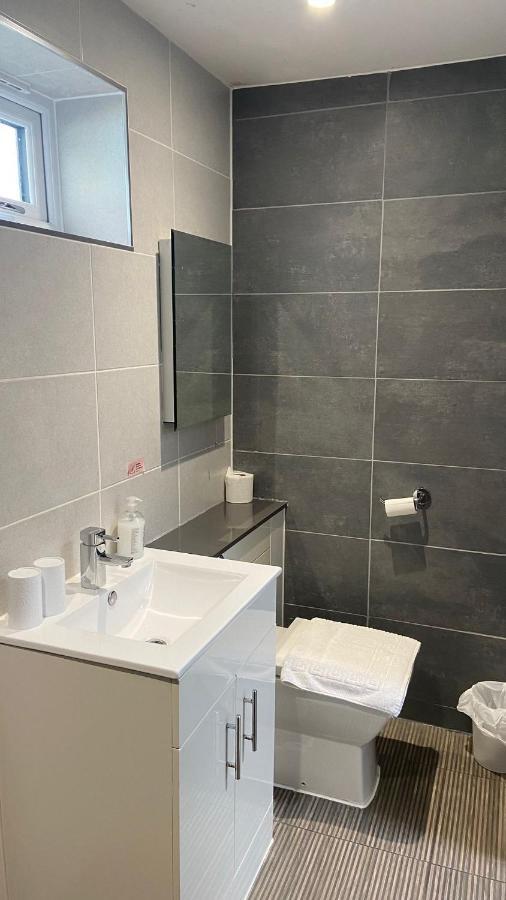 Deepcut Lodge Bed & Breakfast Self Service Camberley Esterno foto