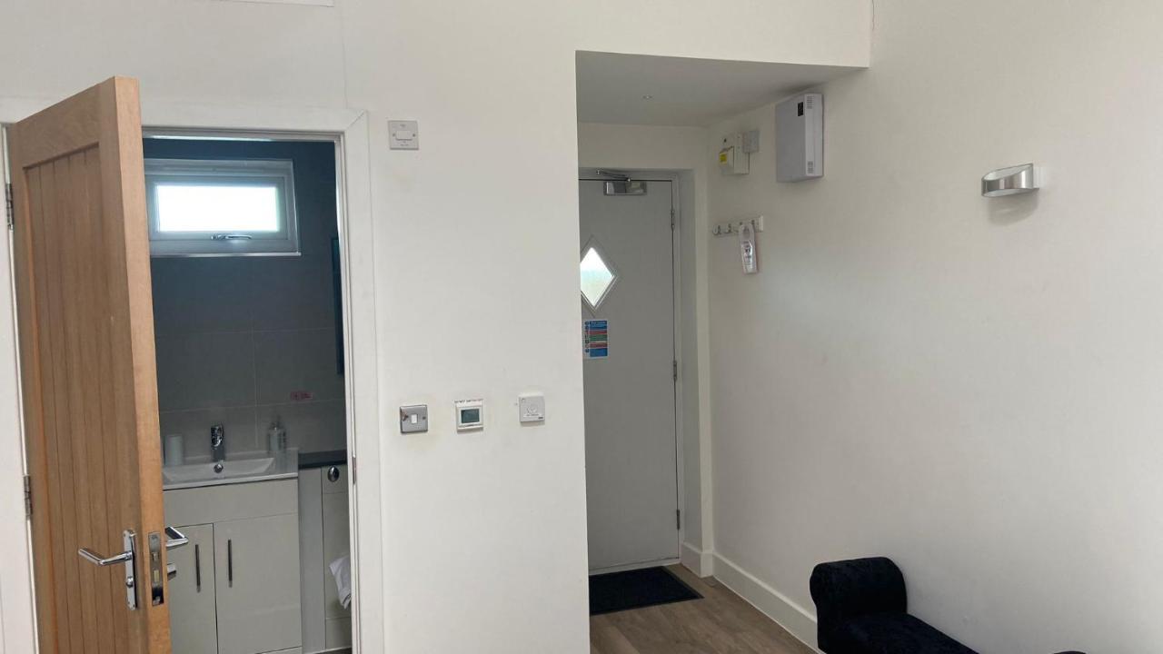 Deepcut Lodge Bed & Breakfast Self Service Camberley Esterno foto