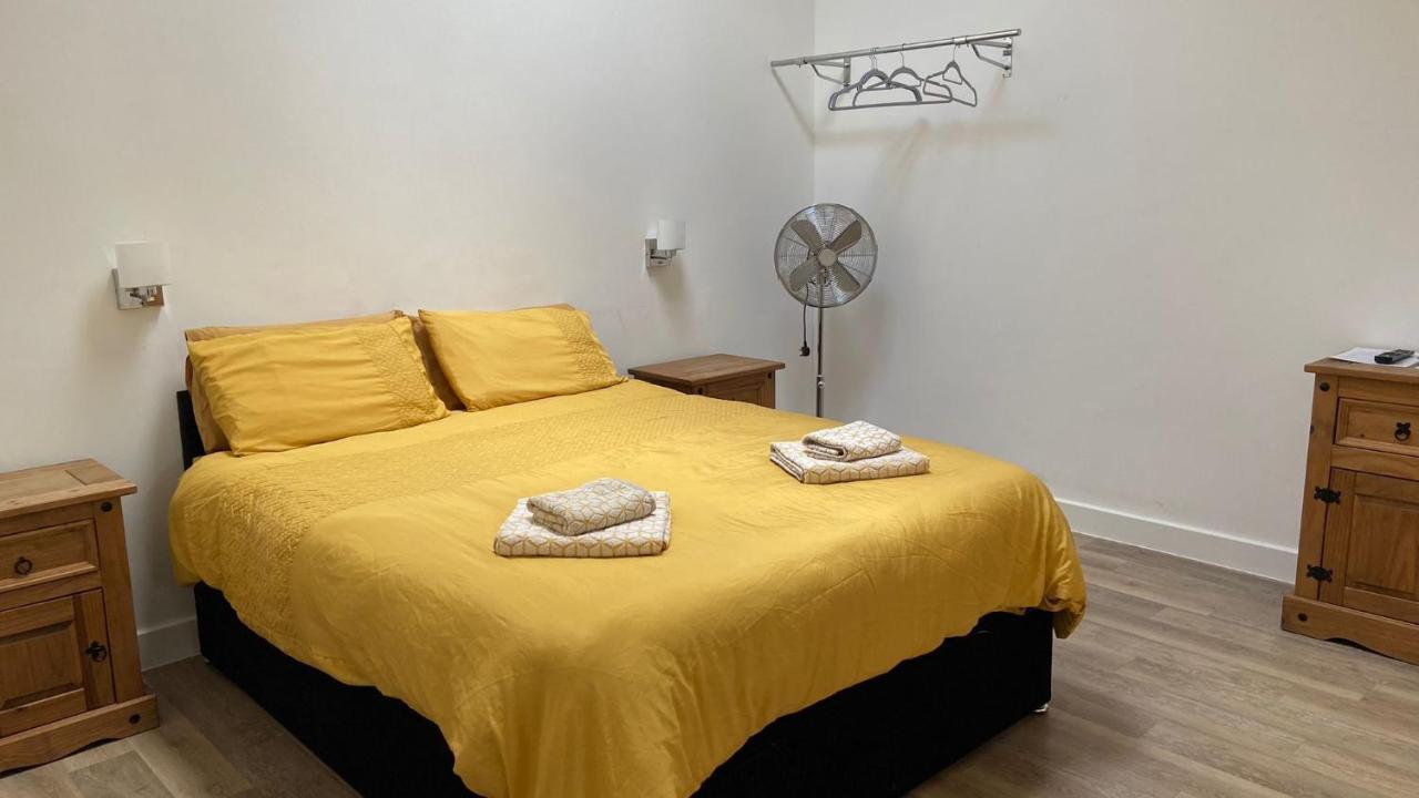Deepcut Lodge Bed & Breakfast Self Service Camberley Esterno foto