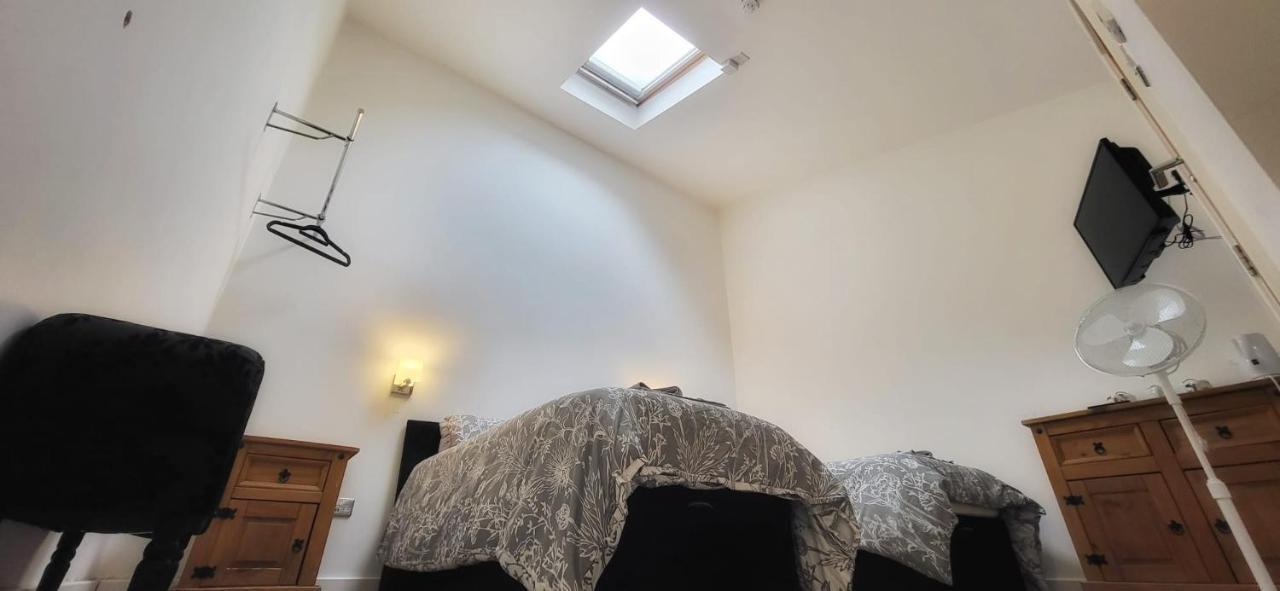 Deepcut Lodge Bed & Breakfast Self Service Camberley Esterno foto