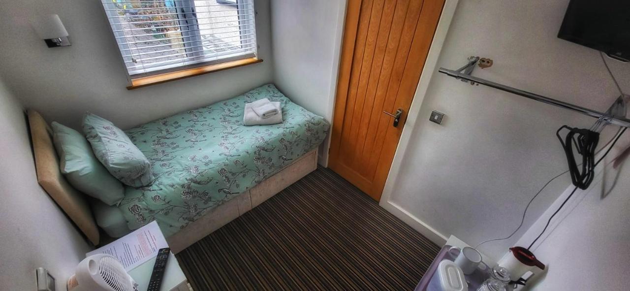 Deepcut Lodge Bed & Breakfast Self Service Camberley Esterno foto