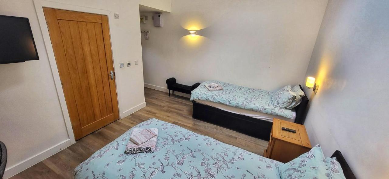 Deepcut Lodge Bed & Breakfast Self Service Camberley Esterno foto