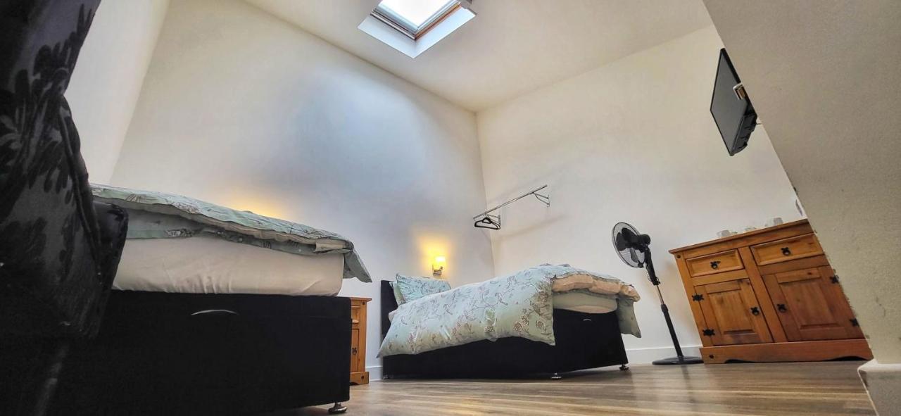 Deepcut Lodge Bed & Breakfast Self Service Camberley Esterno foto