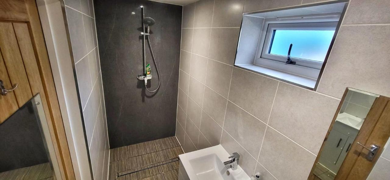 Deepcut Lodge Bed & Breakfast Self Service Camberley Esterno foto