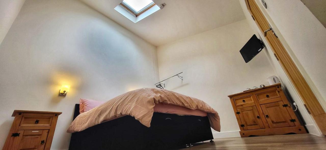 Deepcut Lodge Bed & Breakfast Self Service Camberley Esterno foto