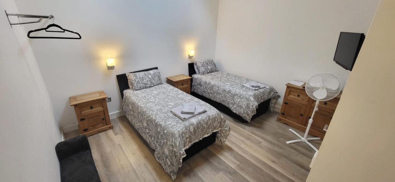 Deepcut Lodge Bed & Breakfast Self Service Camberley Esterno foto