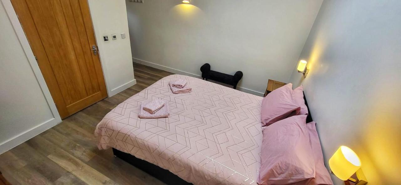 Deepcut Lodge Bed & Breakfast Self Service Camberley Esterno foto