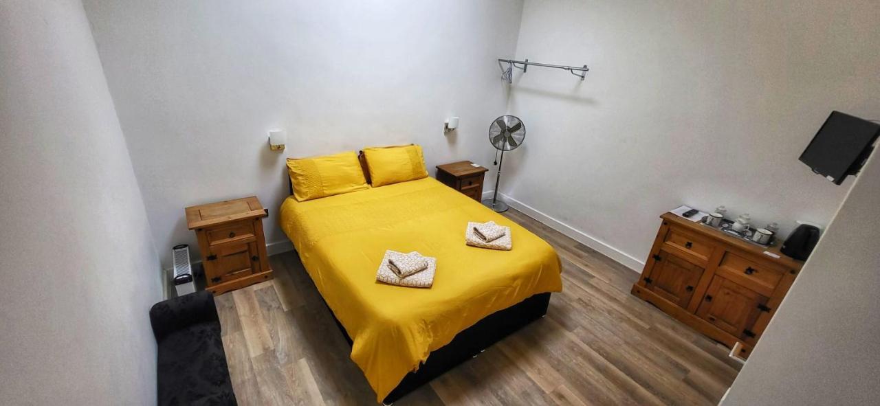 Deepcut Lodge Bed & Breakfast Self Service Camberley Esterno foto
