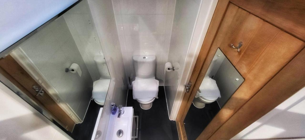 Deepcut Lodge Bed & Breakfast Self Service Camberley Esterno foto