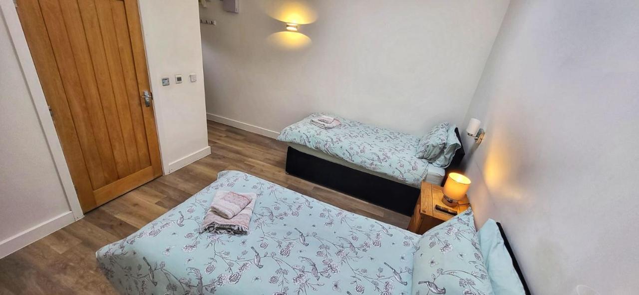 Deepcut Lodge Bed & Breakfast Self Service Camberley Esterno foto