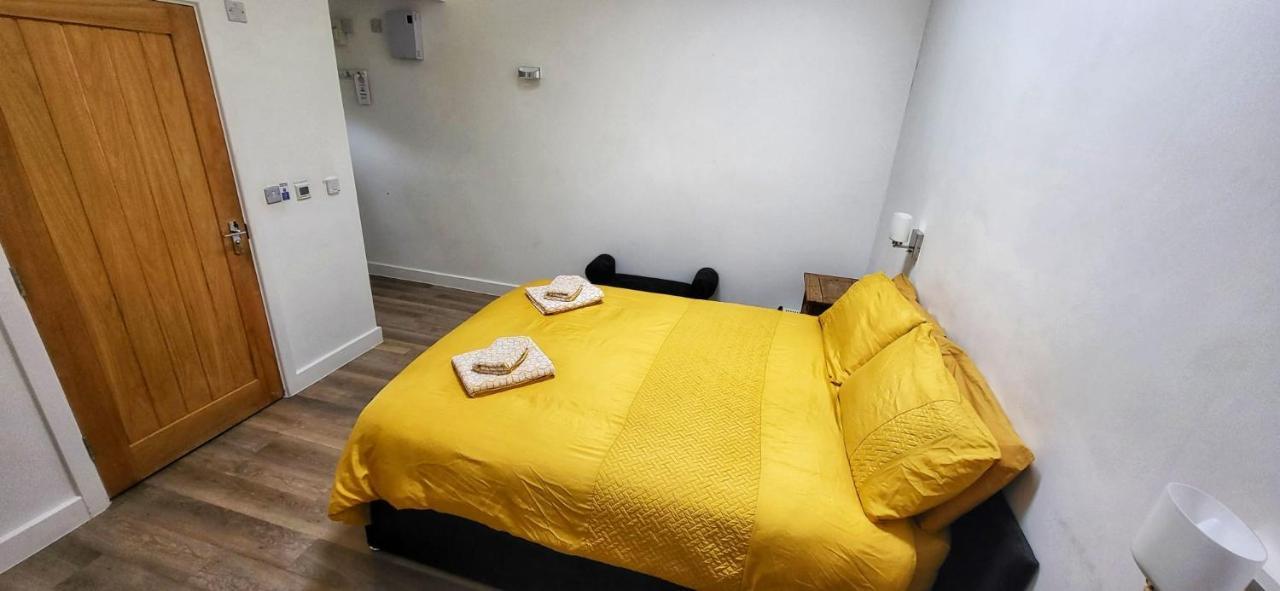 Deepcut Lodge Bed & Breakfast Self Service Camberley Esterno foto