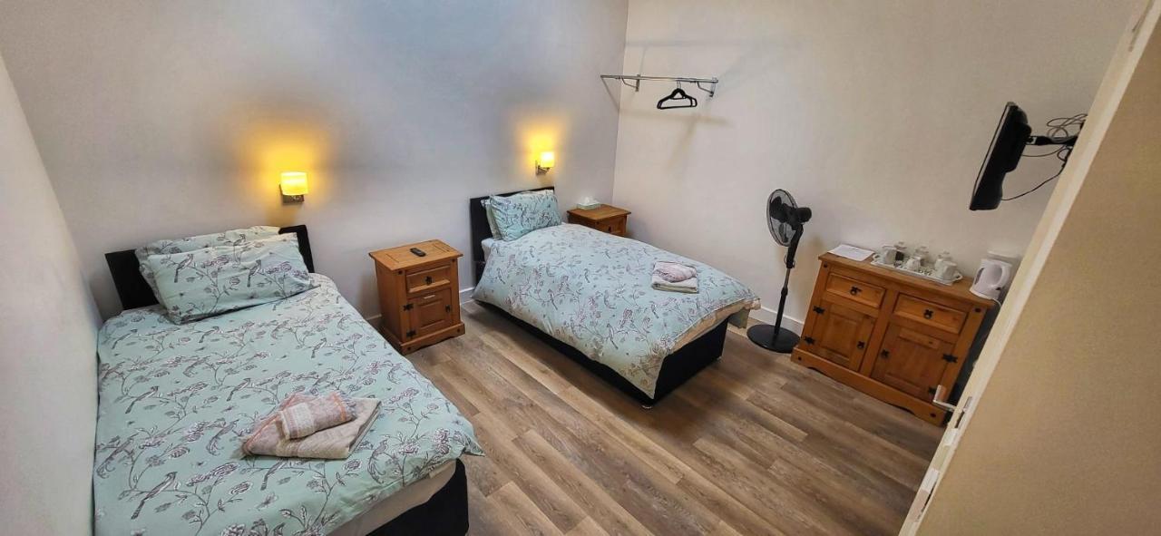 Deepcut Lodge Bed & Breakfast Self Service Camberley Esterno foto