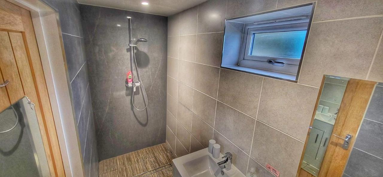 Deepcut Lodge Bed & Breakfast Self Service Camberley Esterno foto