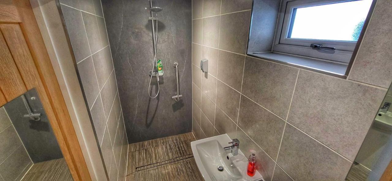 Deepcut Lodge Bed & Breakfast Self Service Camberley Esterno foto