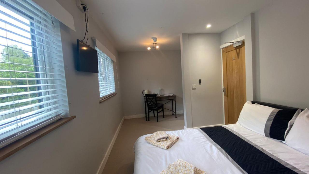 Deepcut Lodge Bed & Breakfast Self Service Camberley Esterno foto