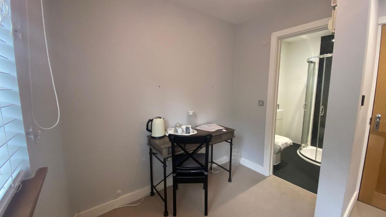 Deepcut Lodge Bed & Breakfast Self Service Camberley Esterno foto