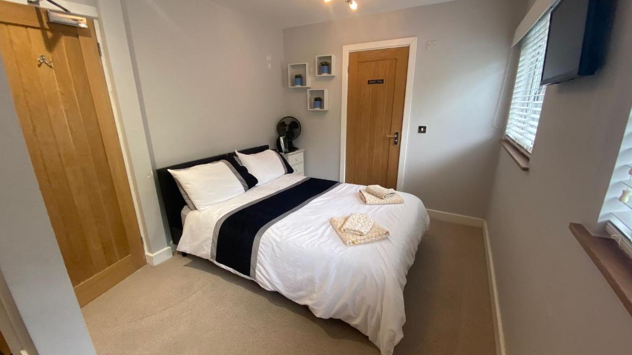 Deepcut Lodge Bed & Breakfast Self Service Camberley Esterno foto