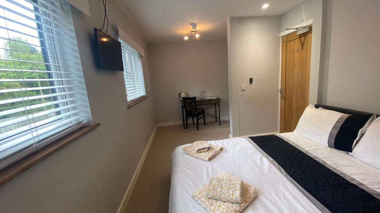 Deepcut Lodge Bed & Breakfast Self Service Camberley Esterno foto