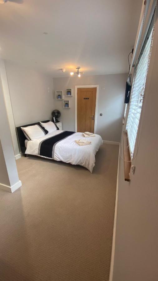 Deepcut Lodge Bed & Breakfast Self Service Camberley Esterno foto
