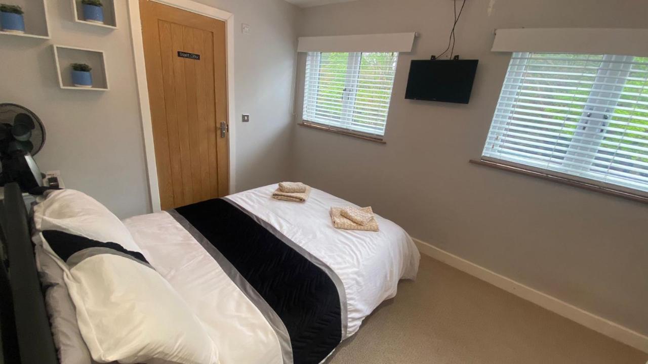 Deepcut Lodge Bed & Breakfast Self Service Camberley Esterno foto