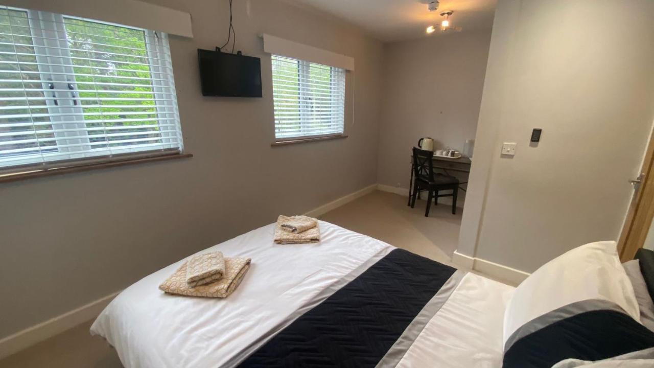 Deepcut Lodge Bed & Breakfast Self Service Camberley Esterno foto