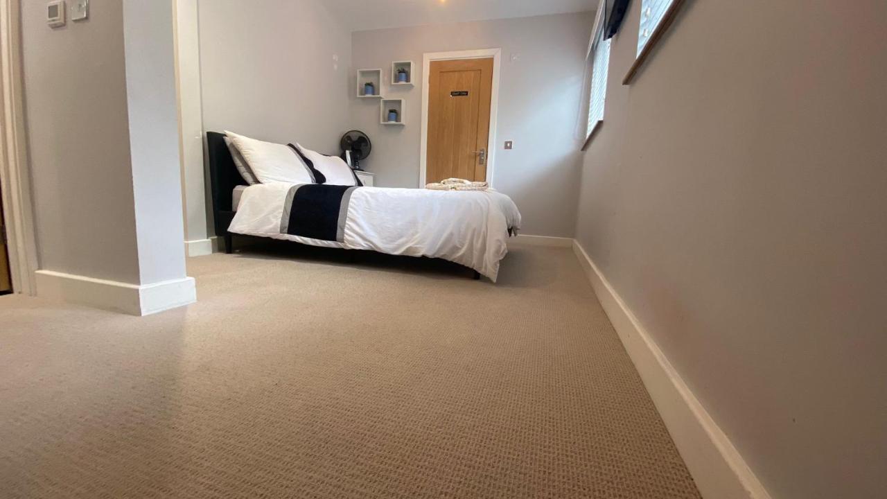 Deepcut Lodge Bed & Breakfast Self Service Camberley Esterno foto